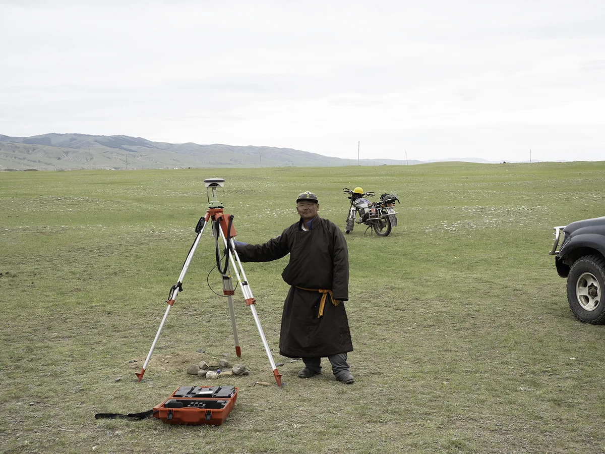 Ein Mongole posiert mit seiner Vermessungsgerätschaft